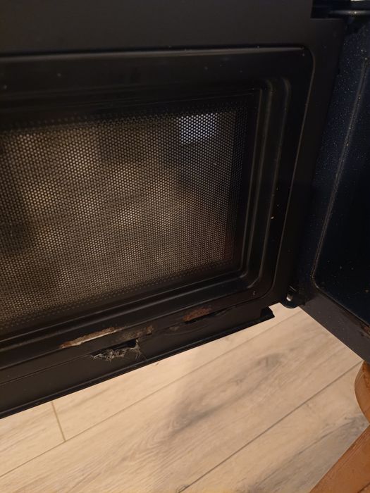 Mikrofalówka Samsung GE83X. Lekko uszkodzona.