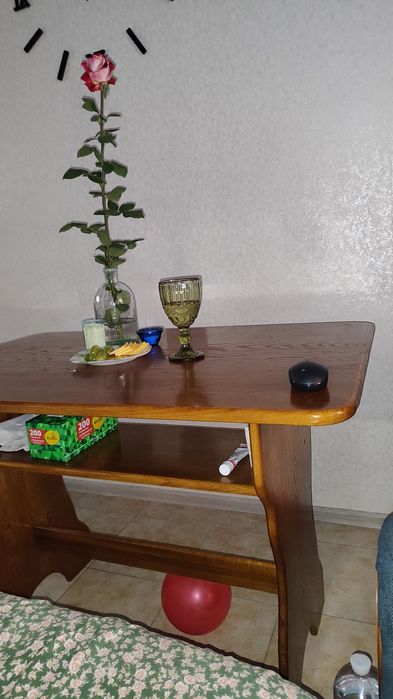 Продам дубовый стол и 6 дубовых табуреток