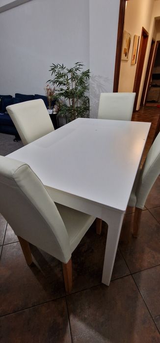 Mesa de jantar extensível c/ 4 Cadeiras