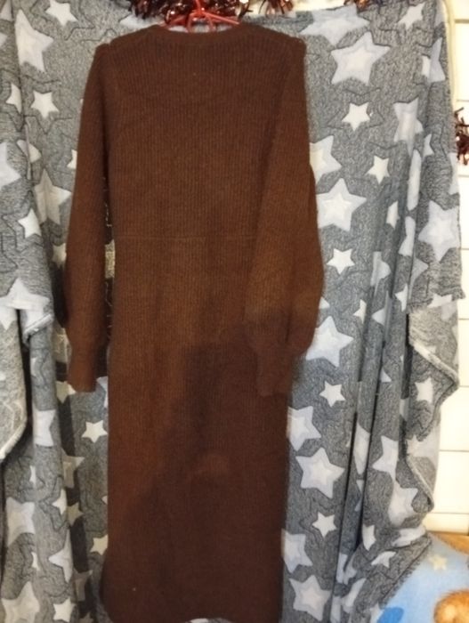 Тепла сукня з розрізами в шоколадному кольорі