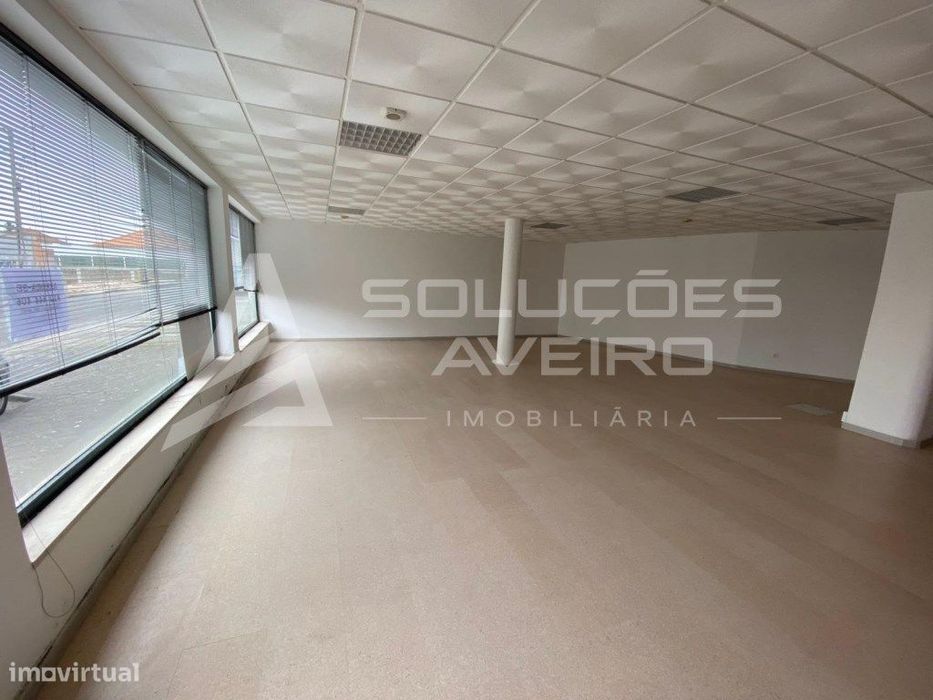 Loja ampla com montra, composta por dois pisos destinado a comercio...