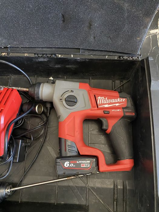 Перфоратор аккумуляторный компактный Milwaukee SDS-Plus M12 FUEL CH-602X