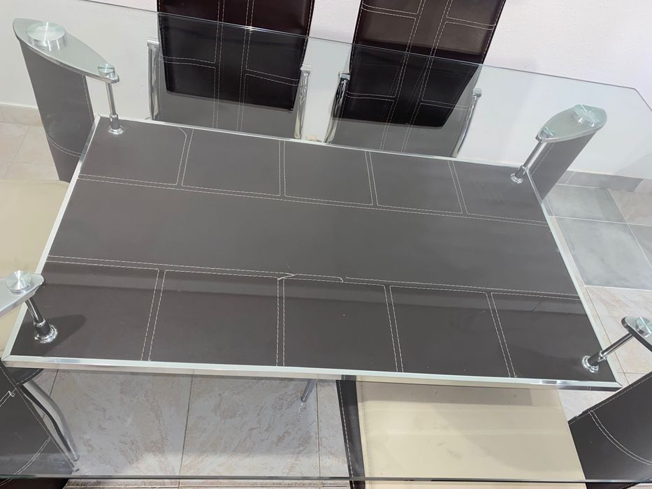Mesa de vidro com 6 cadeiras