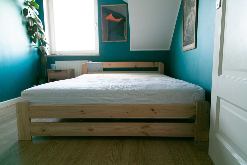 Duże łóżko z litego drewna (sosna Magnat)  160x200 z materacem 160x200 (Kokos DAKOTA GOLD Premium)