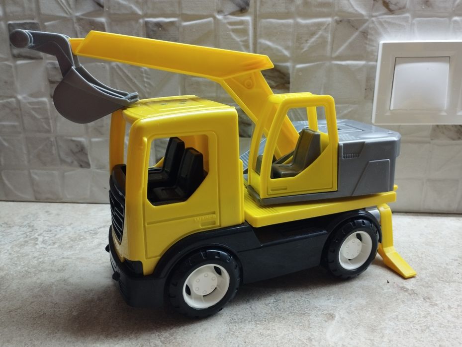 Трактори , екскаватори