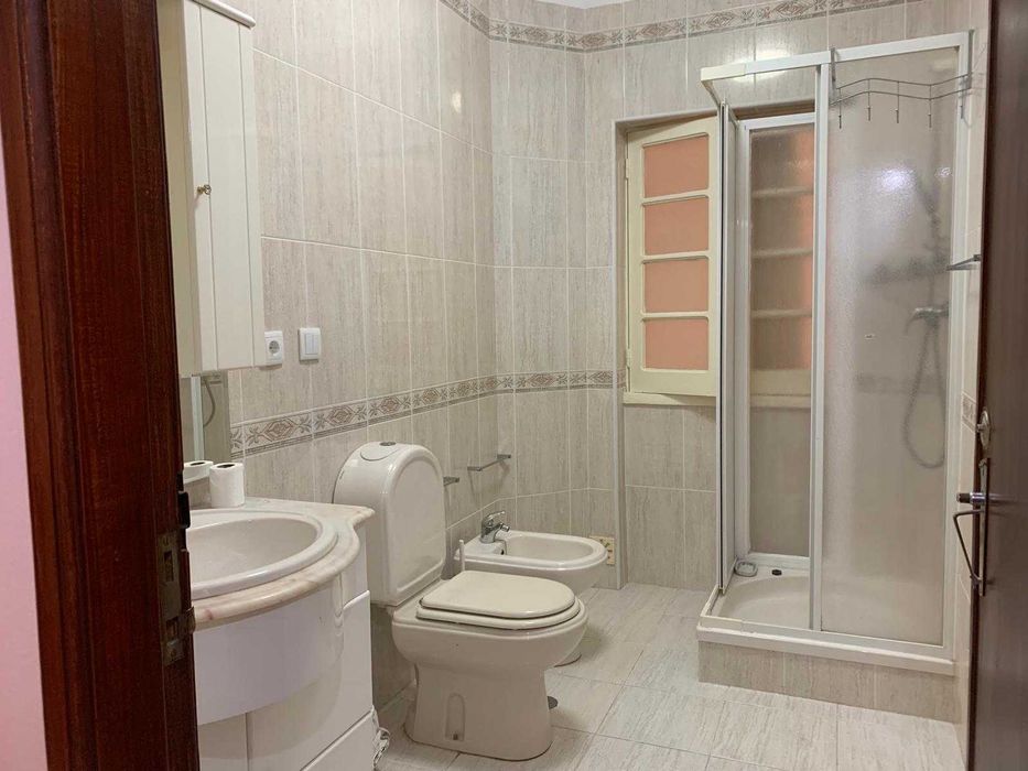 Apartamento T3 + 2, renovado recentemente, com box e arrecadação