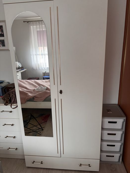 Oddam za darmo szafę  z lustrem i toaletkę .  REZERWACJA