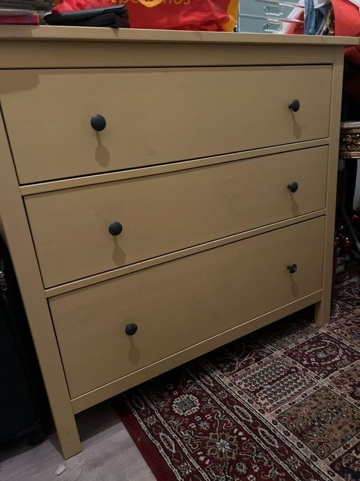 Vende-se  cómoda em Lisboa