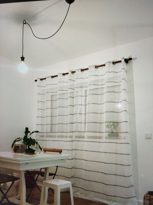 Cortinas brancas as riscas cinzentas