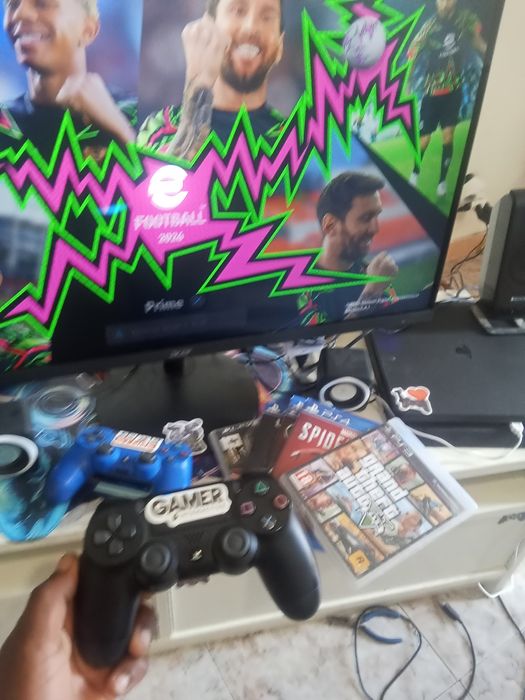 PlayStation 4 +monitor praticamente novo.