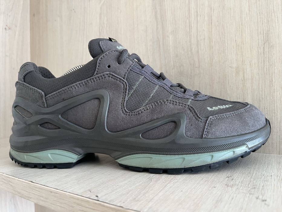 Як нові трекенгові 38.5 розмір кросівки Lowa gor-tex оригінал