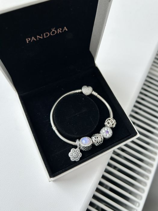 Браслет Pandora з колекцією намистин, шармів