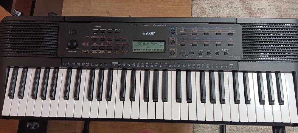 Teclado / Piano digital Yamaha PSR-E273 / YPT-270 | 61 teclas | Como novo