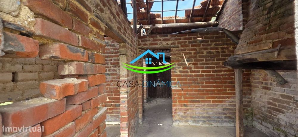 Casa para Recuperar com Eira e Terreno – Carriço, Pombal