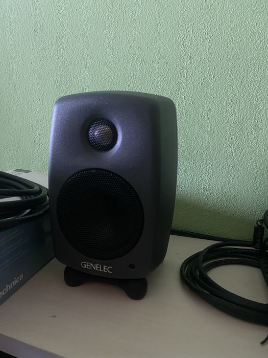 Monitores de estúdio Genelec 8010AP
