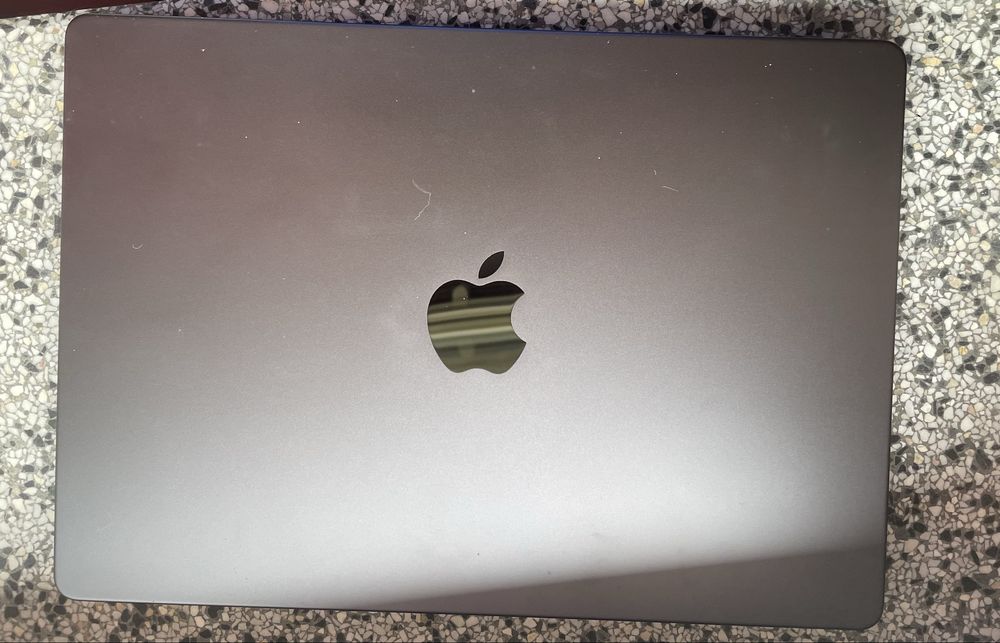 Macbook m5 pro jak nowy / 1TB / 16 GB ram/ Zakupiono w 2026 roku