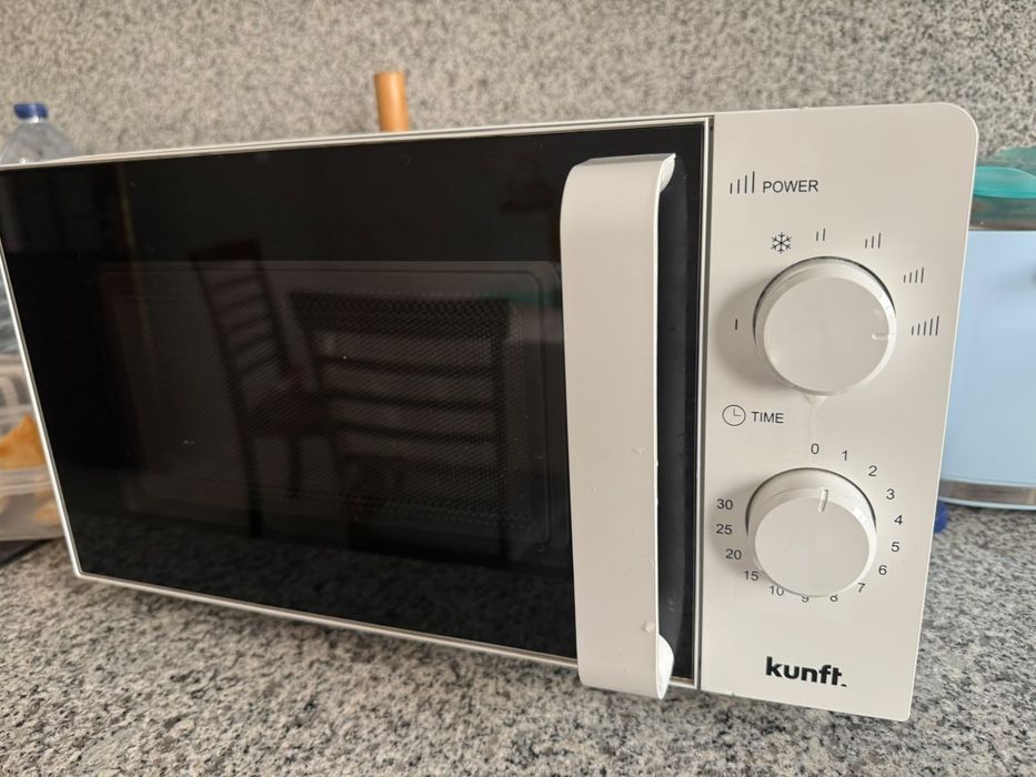 Micro-ondas 20l a funcionar perfeitamente
