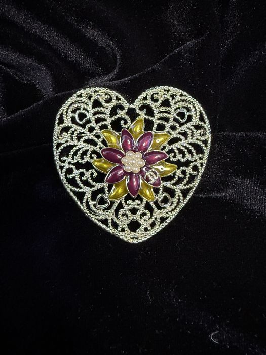 Вінтажна брошь Chanel у формі серця