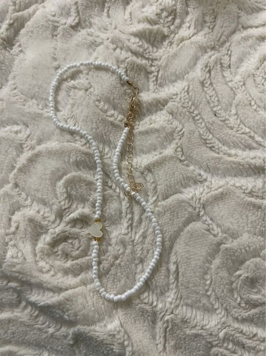 Ніжний чокер з сердечком білий