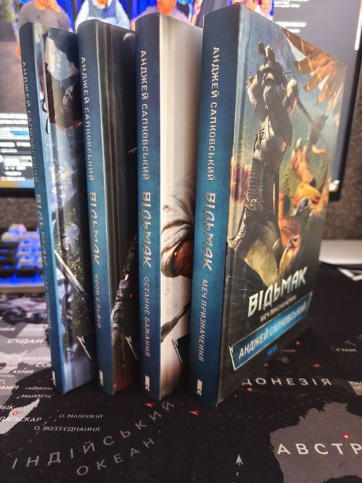 Книги "Відьмак" Анджей Сапковський  1-4 тома