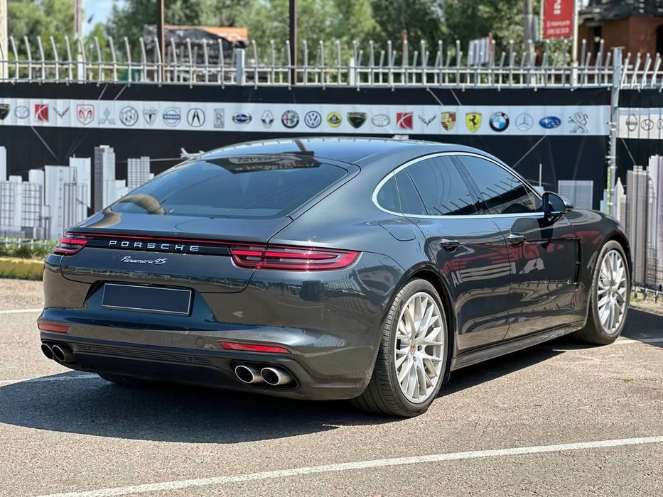 Porsche Panamera 4S