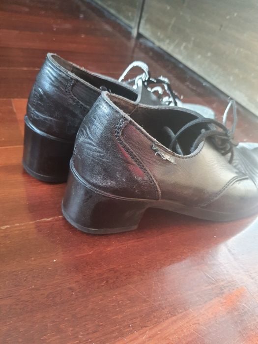 Sapatos botas usadas