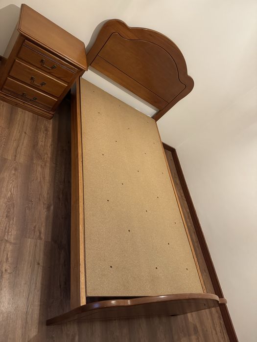 Cama com mesa de cabeceira
