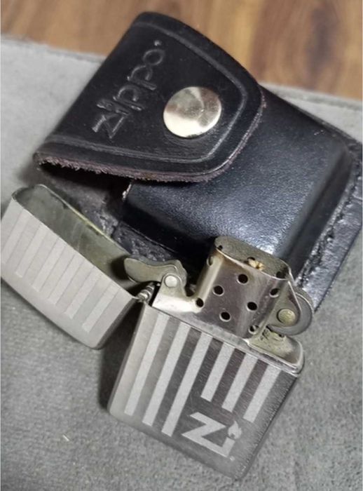 Запальничка Zippo зі шкіряним чохлом