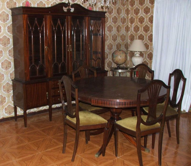 Cristaleira, mesa e cadeiras (antiga)