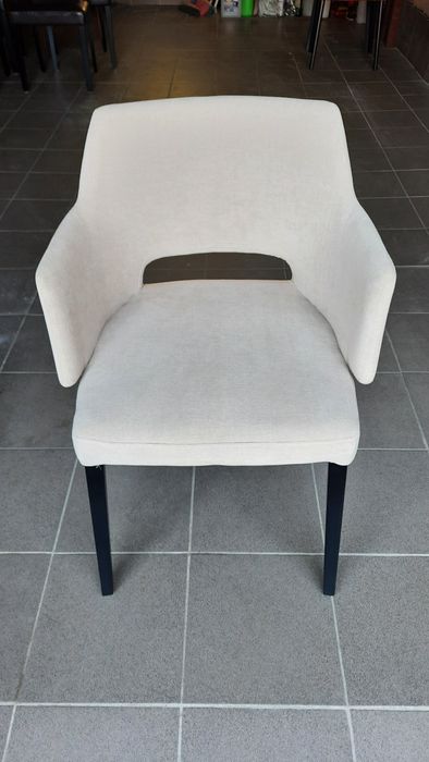 Fotel-kubełek tapicerowany z materiału-ivory