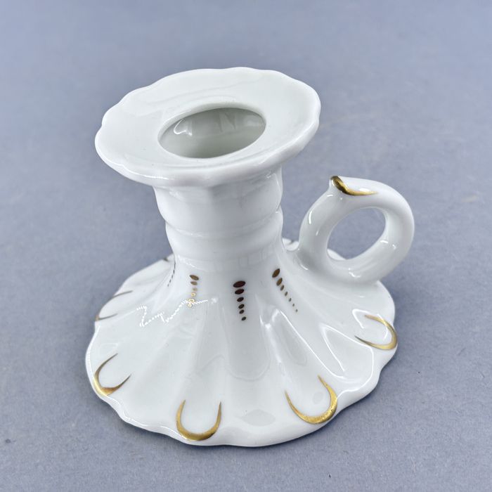 piękny biały złocony świecznik porcelanowy