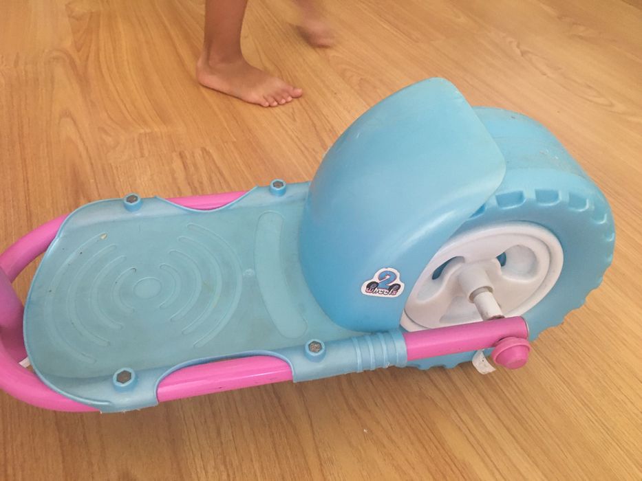 Mota menina trotinete com pisca e luz