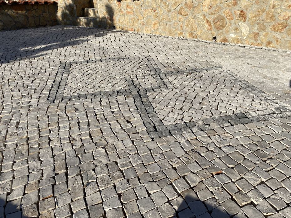 Fornecimento e aplicação de calçada á portuguesa