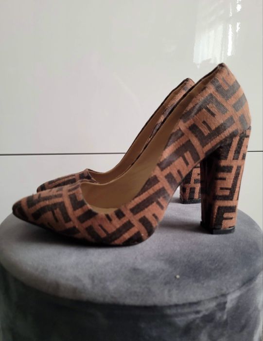 Nowe brązowe buty na obcasie słupki FF Fendi