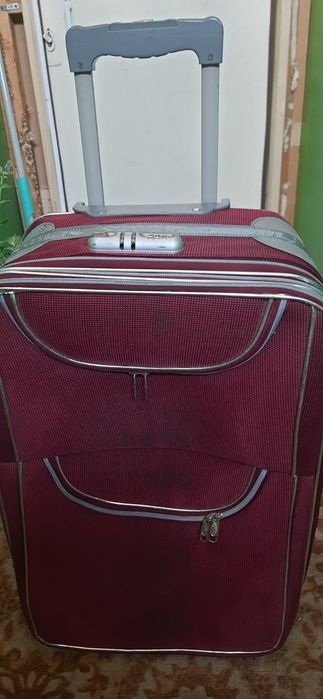 Більша валіза, куртка, костюм