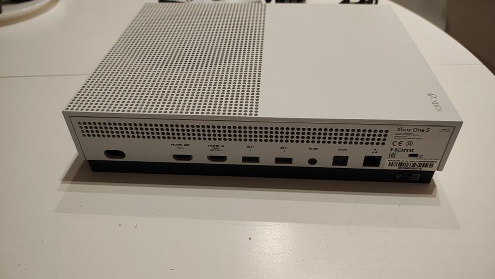 Xbox one s, pad i FIFA 18