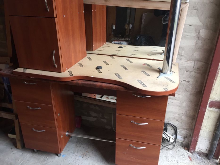 Робочий стіл для перукарні. Велике дзеркало.