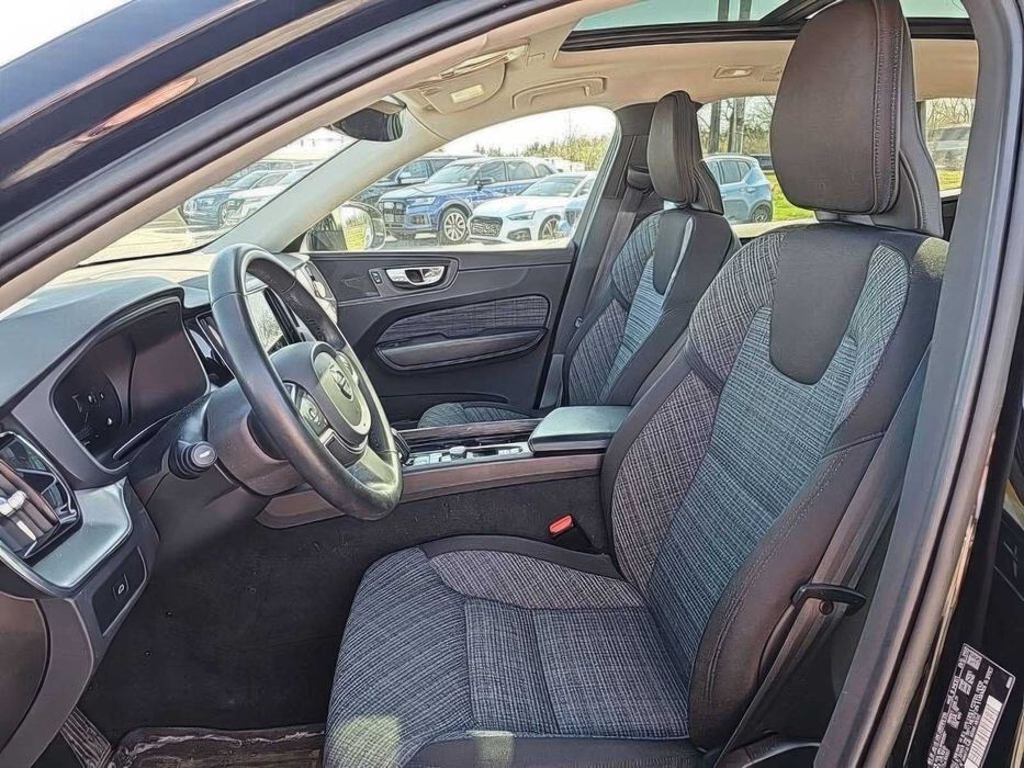 Volvo XC60 B5 Plus Dark Theme      2023