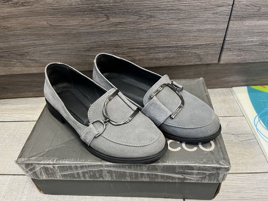 Жіночі туфлі. Лофери