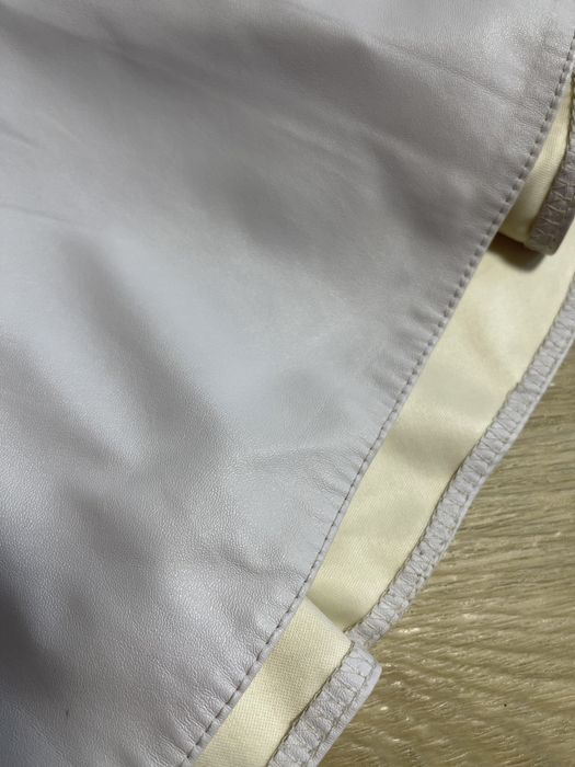 Біла шкіряна юбка