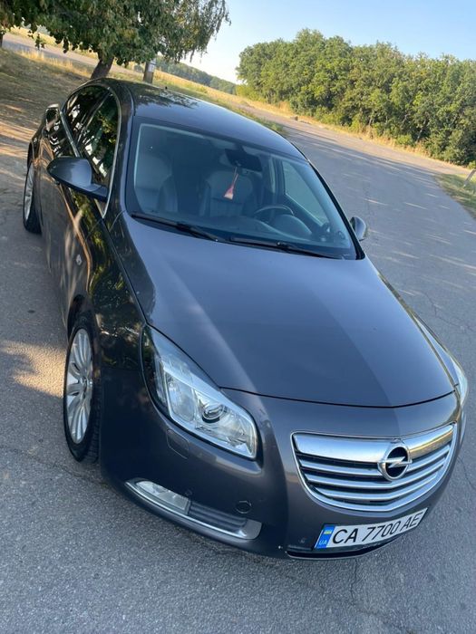 Продаю власний офіційний Opel Insignia в кузові седан
