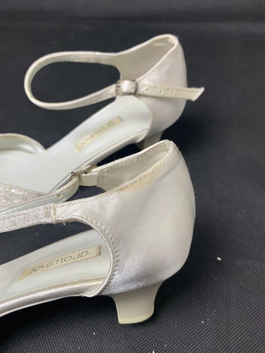 Buty ślubne czółenka Growikar 41 kaczuszki ecru sprzączka vintage y2k