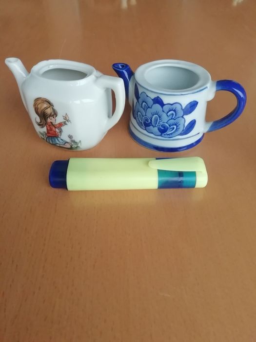 Conjunto de pequenas peças em porcelana.