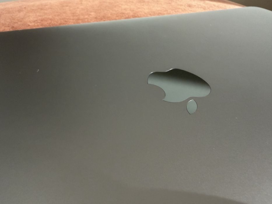 MacBook Pro 15” Retina (2017) | i7 | 16GB RAM | 512GB SSD | Radeon Pro 555