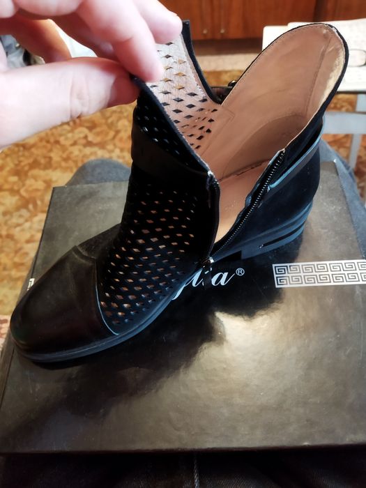 Продам новые женские ботинки размер 39