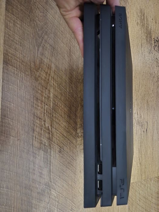 PS4 Pro 1TB + Pad + Stacja Ładująca + Tekken 7