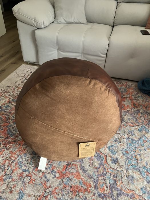 Puff  arredondado castanho  em pele, diametro 60 cm/ altura 30 cm.