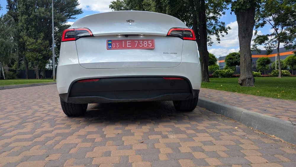 Продаж автомобіля Tesla Model Y 2023 року