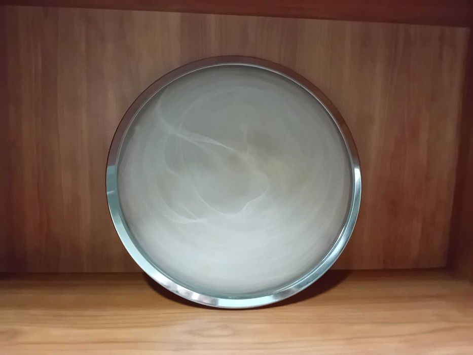 Candeeiro de teto em vidro fosco e aro cromado