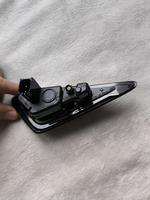 Повторювач поворота правий камера в крило model y